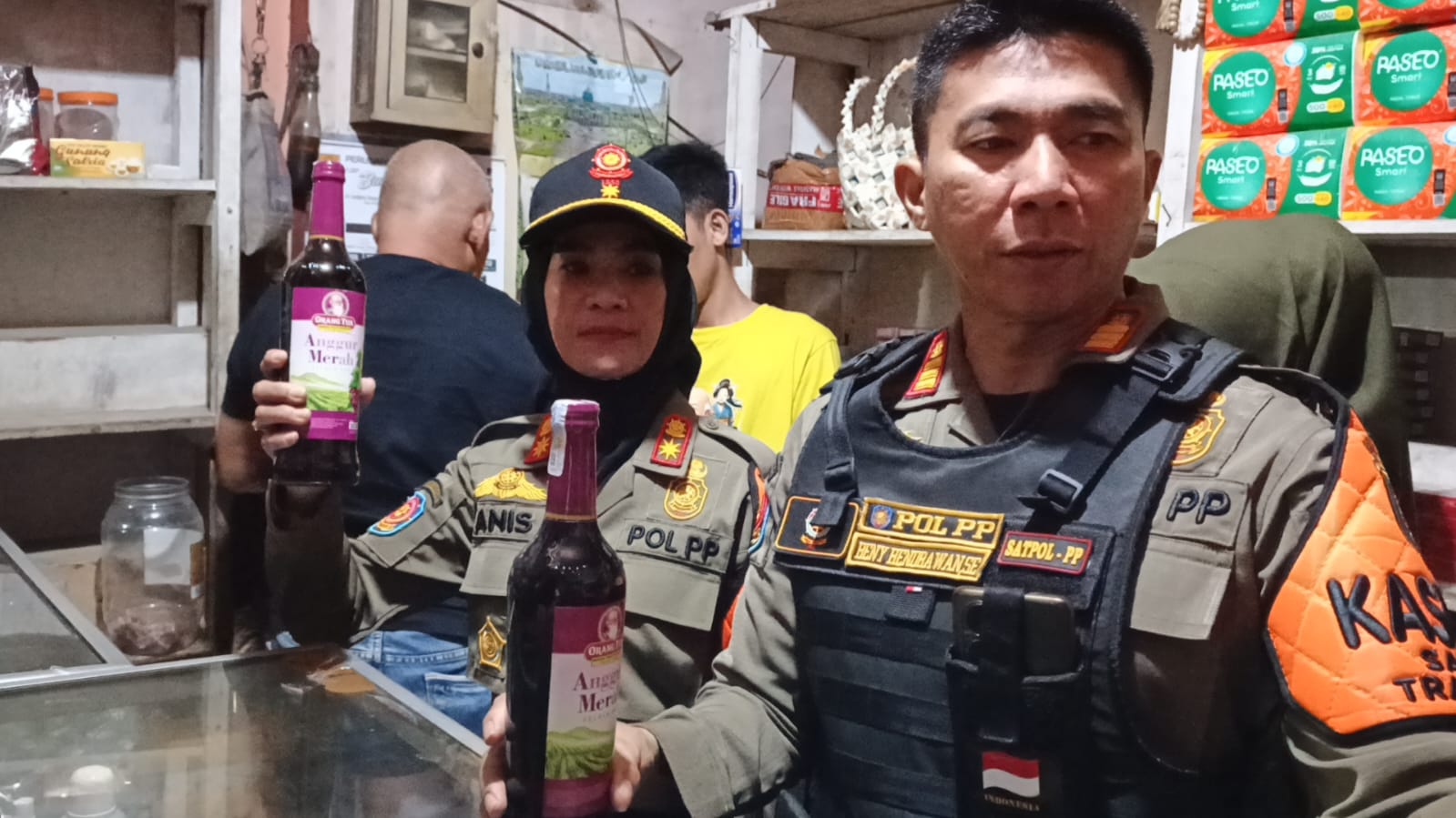 Dua Toko di Makroman Terjaring Razia Miras, Ratusan Botol Disita