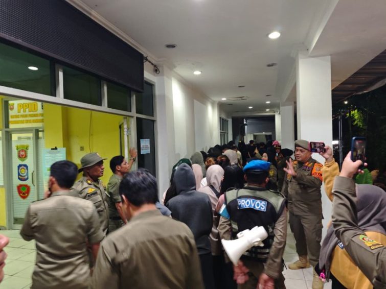 beberapa pasangan muda mudi yang terjaring Razia dibawa ke mako Saptol PP Kota Samarinda (Istimewa)