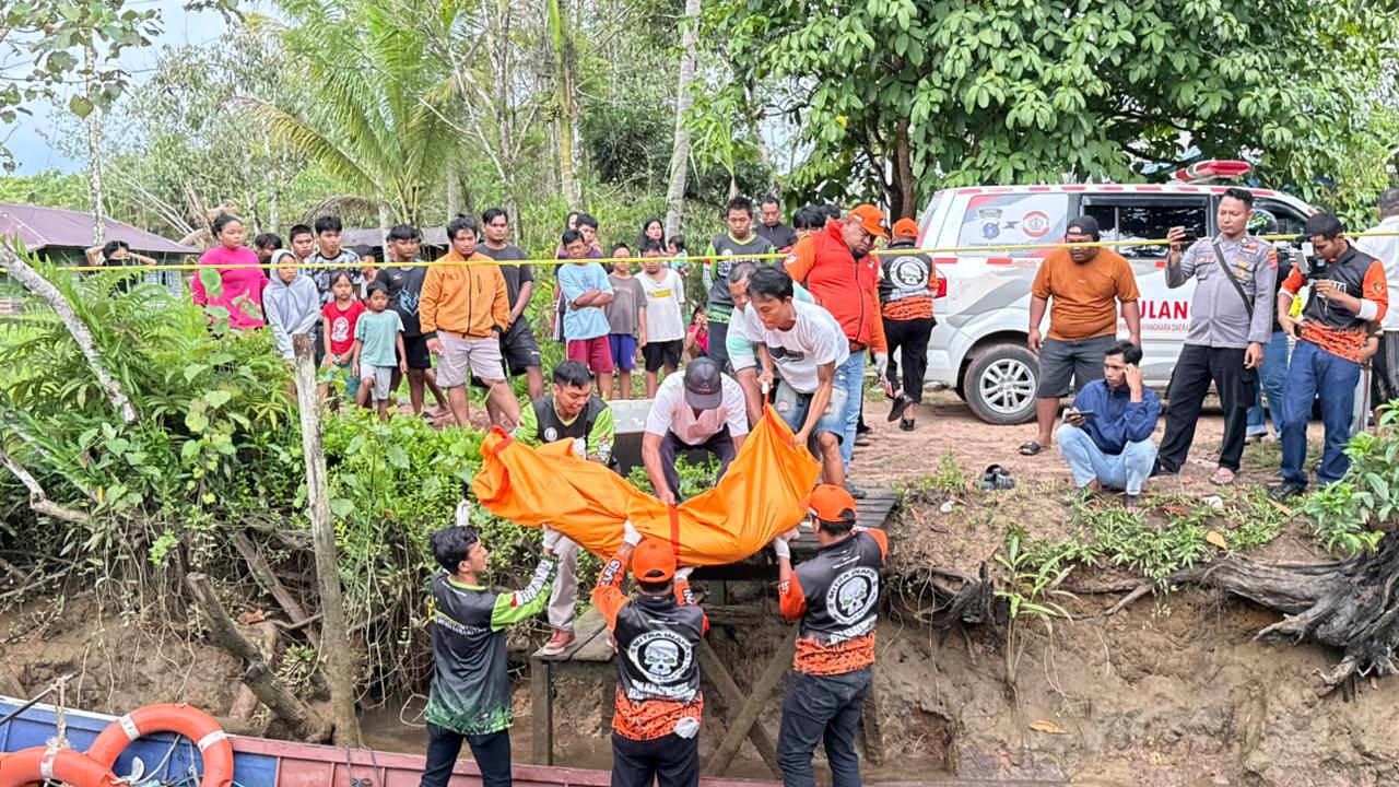 LUKA-LUKA. Tim Inafis Polresta Samarinda mengevakuasi jasad BA dari sebuah kapal kecil yang tambat di kawasan galangan kapal Jalan Rambutan, Kelurahan Bukuan, Kecamatan Palaran.