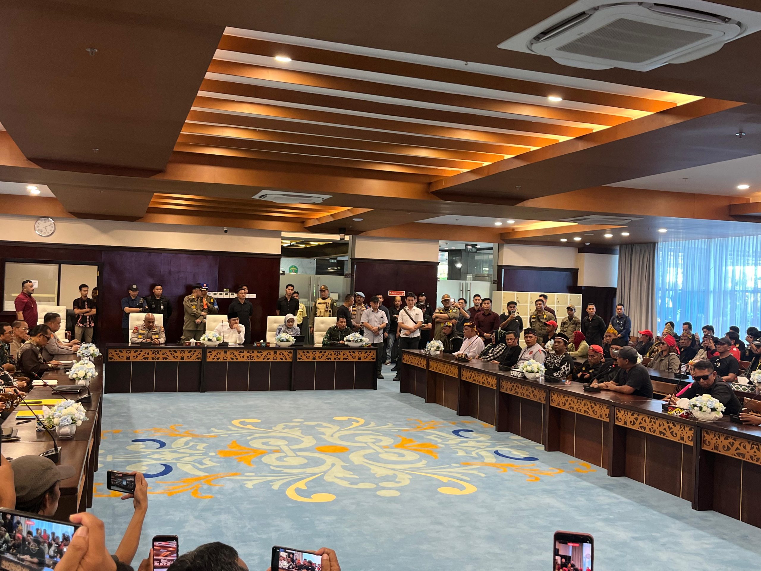 Temui Massa Aksi, Gubernur Kaltim Persilakan DPRD Gunakan Hak Angket