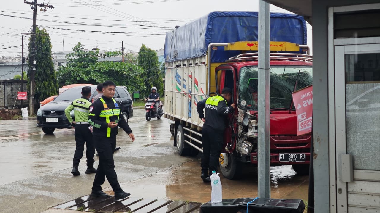 Dua Truk Bertabrakan di AWS Saat Hujan